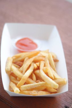 Kızartmalar beyaz tabakta