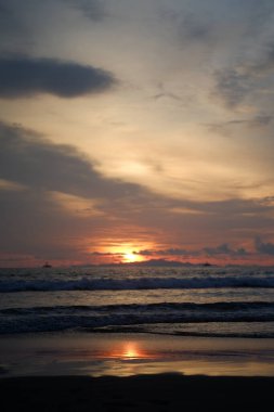 Denizin üzerinde güzel bir gün batımı