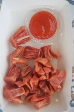 Domates ve soslu tavuk sosisi.