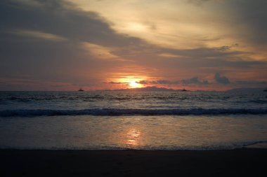 Denizin üzerinde güzel bir gün batımı