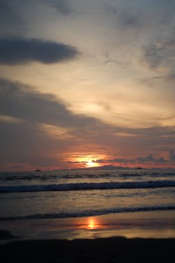 Sahilde gün batımı