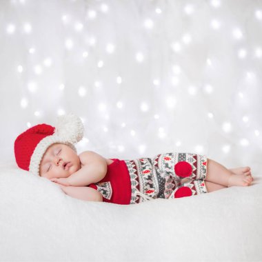Uyuyan yeni doğan bebek giyen Noel Baba şapkası, Noel, yeni yıl
