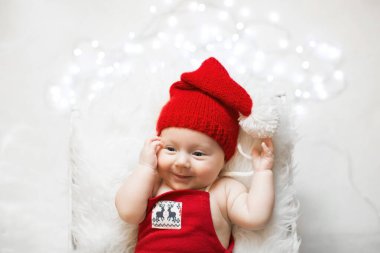 Uyuyan yeni doğan bebek giyen Noel Baba şapkası, Noel, yeni yıl