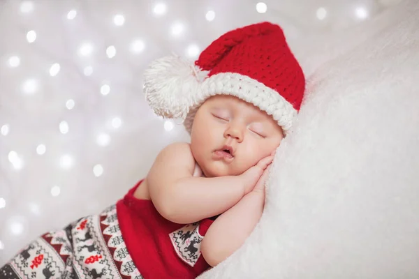 Uyuyan yeni doğan bebek giyen Noel Baba şapkası, Noel, yeni yıl