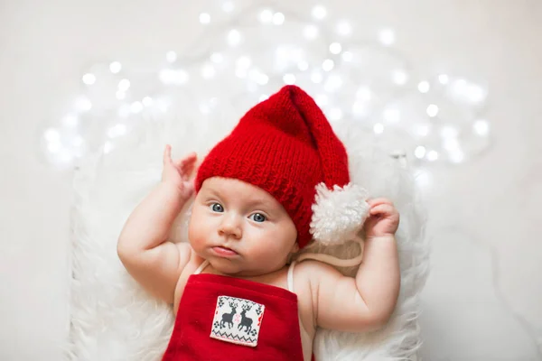 Śliczny Śpi Noworodka Noszenie Czapki Mikołajów Boże Narodzenie Nowy Rok — Zdjęcie stockowe