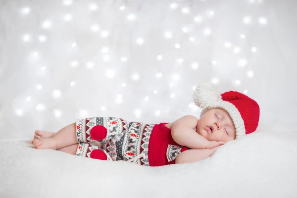 Śliczny Śpi Noworodka Noszenie Czapki Mikołajów Boże Narodzenie Nowy Rok — Zdjęcie stockowe