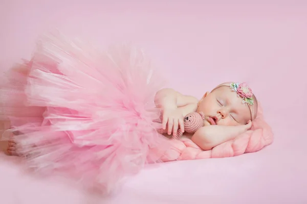 子供時代 小児科の概念 閉じる少し平和穏やかな裸の新生児の女の子ピンクの帽子の中で眠っている休憩は 柔らかいベッドの上でおなかの上に敷設深い昼寝を取る — ストック写真