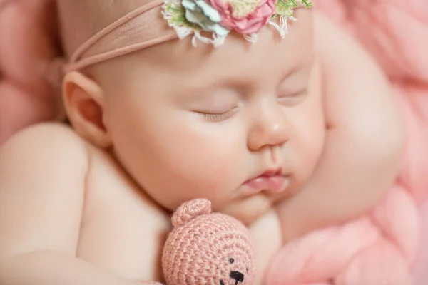 儿科概念 小憩片刻宁静 赤身裸体 头戴粉色帽子的女婴在柔软的床上小憩片刻 — 图库照片