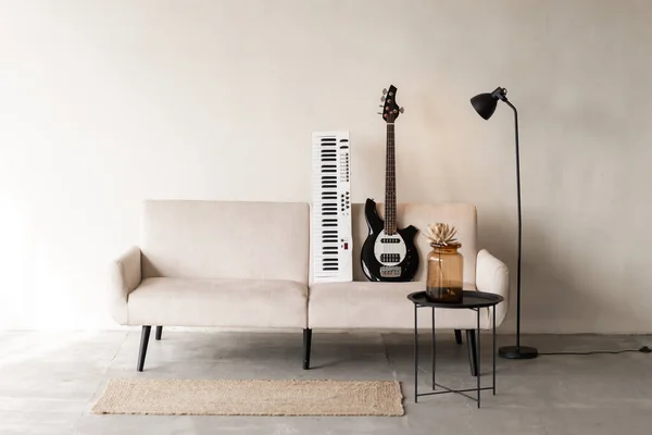 Gitar, davul, klavye, tef gibi müzik aletleri..