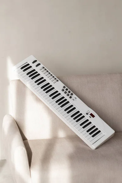 Een Groep Muziekinstrumenten Waaronder Een Gitaar Drum Keyboard Tamboerijn — Stockfoto