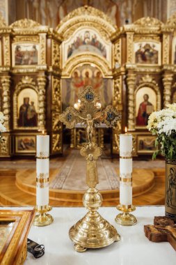 Rahip, gelin ve damadın parmaklarındaki alyansları kutsuyor. Düğün geleneği ve ritüeli. Kilisedeki genç bir çiftin elleri.