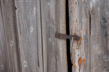 Kapılar ya da ahır kapıları tahtalardan yapılmış, kayma korkulukları boyunca yan tarafa çekilebilir. Kapı tekerlekleri olan bir menteşeye asılı. Kulübedeki tahtadan yapılmış geri çekilebilir panjurlar.