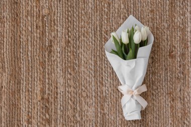 Pembe arka planda bir buket pembe lale. Anneler günü, sevgililer günü, doğum günü kutlaması konsepti. Tebrik kartı. Metin için boşluk kopyala, üst görünüm