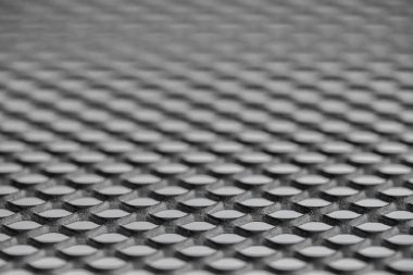 Siyah arkaplanda düzenli desenli metal ızgara