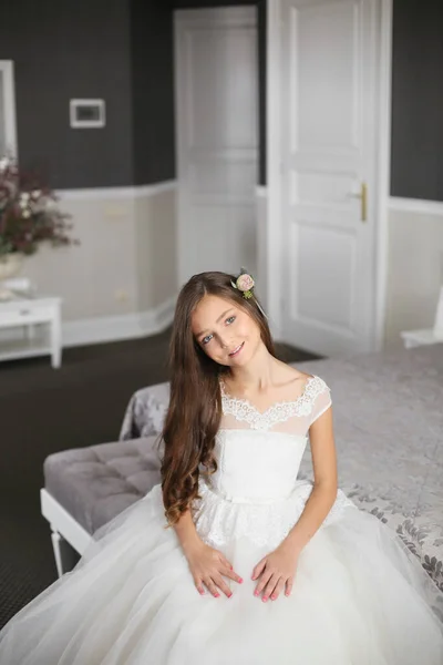 Lächelndes Fröhliches Kleines Mädchen Einem Wunderschönen Weißen Ballkleid Und Turnschuhen — Stockfoto
