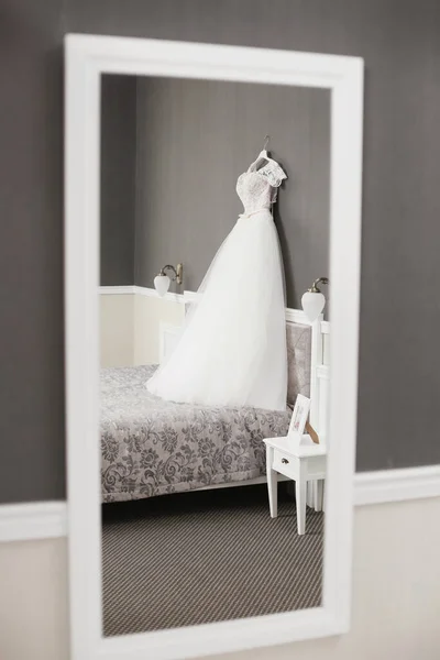 Casamento Noiva Belo Vestido Sentado Sofá Dentro Casa Estúdio Branco — Fotografia de Stock