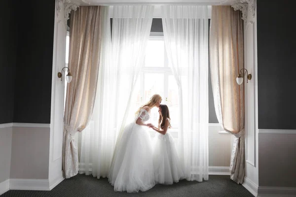 Hochzeit Braut Schönem Kleid Sitzt Auf Sofa Drinnen Weißem Studiointerieur — Stockfoto