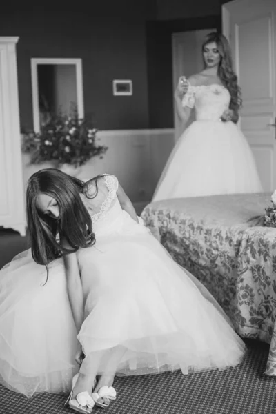 Svatba Nevěsta Krásných Šatech Sedí Pohovce Uvnitř Bílém Ateliéru Interiéru — Stock fotografie