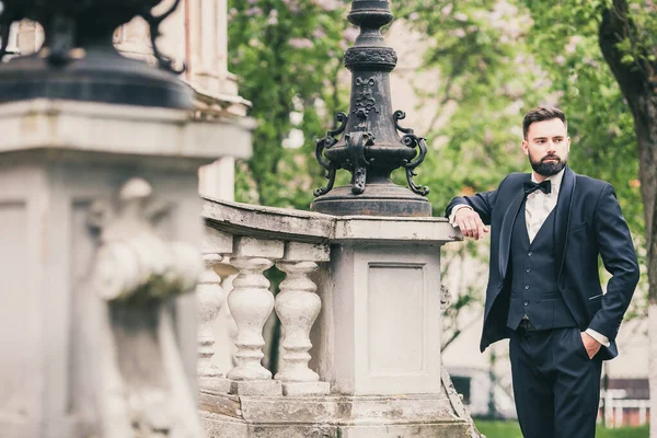 The Essential Guide to Posing the Groom - Phowd