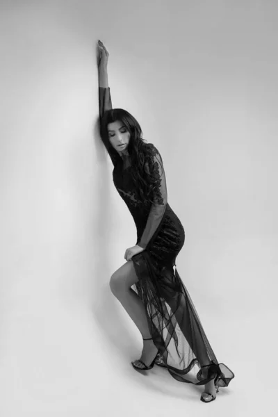 Vacker Kvinna Modell Poserar Elegant Klänning Studion — Stockfoto