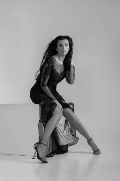 Piękna Kobieta Model Pozowanie Eleganckiej Sukience Studio — Zdjęcie stockowe