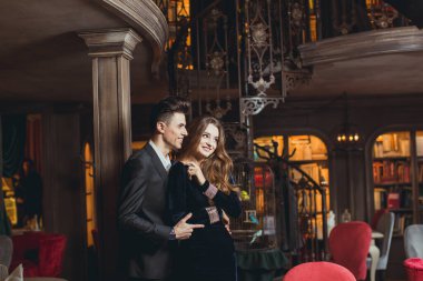 Cinsel tutkulu iki zarif gece kıyafetleri içinde. Lüks iç. Ateş moda.