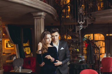 Cinsel tutkulu iki zarif gece kıyafetleri içinde. Lüks iç. Ateş moda.