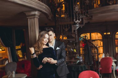 Cinsel tutkulu iki zarif gece kıyafetleri içinde. Lüks iç. Ateş moda.