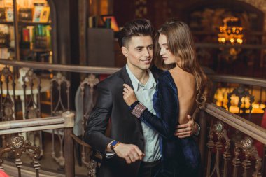 Cinsel tutkulu iki zarif gece kıyafetleri içinde. Lüks iç. Ateş moda.