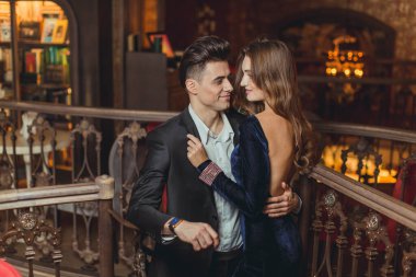 Cinsel tutkulu iki zarif gece kıyafetleri içinde. Lüks iç. Ateş moda.