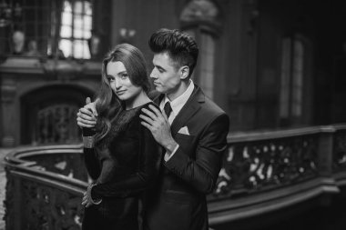 Cinsel tutkulu iki zarif gece kıyafetleri içinde. Lüks iç. Ateş moda.