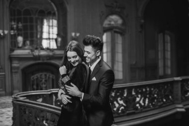 Cinsel tutkulu iki zarif gece kıyafetleri içinde. Lüks iç. Ateş moda.