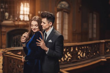 Cinsel tutkulu iki zarif gece kıyafetleri içinde. Lüks iç. Ateş moda.