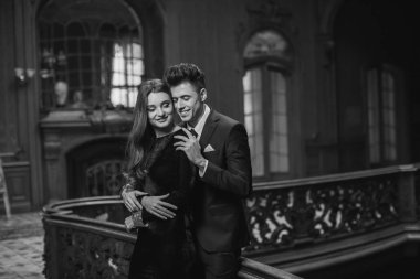 Cinsel tutkulu iki zarif gece kıyafetleri içinde. Lüks iç. Ateş moda.