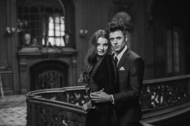 Cinsel tutkulu iki zarif gece kıyafetleri içinde. Lüks iç. Ateş moda.