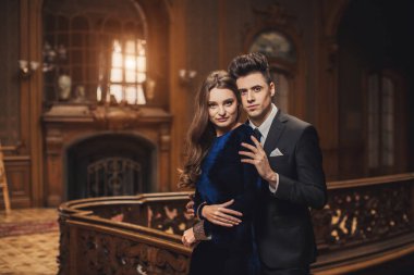 Cinsel tutkulu iki zarif gece kıyafetleri içinde. Lüks iç. Ateş moda.