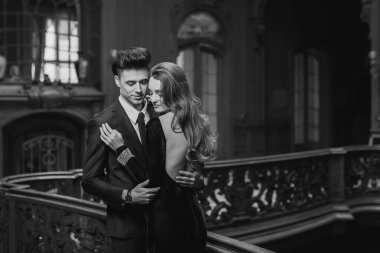 Cinsel tutkulu iki zarif gece kıyafetleri içinde. Lüks iç. Ateş moda.