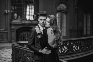 Cinsel tutkulu iki zarif gece kıyafetleri içinde. Lüks iç. Ateş moda.