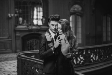 Cinsel tutkulu iki zarif gece kıyafetleri içinde. Lüks iç. Ateş moda.