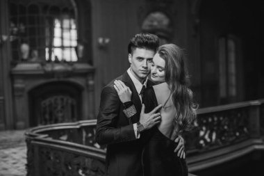 Cinsel tutkulu iki zarif gece kıyafetleri içinde. Lüks iç. Ateş moda.