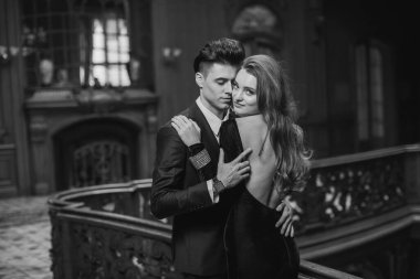 Cinsel tutkulu iki zarif gece kıyafetleri içinde. Lüks iç. Ateş moda.