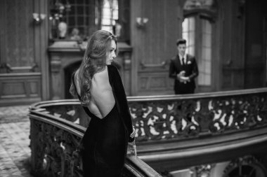 Cinsel tutkulu iki zarif gece kıyafetleri içinde. Lüks iç. Ateş moda.