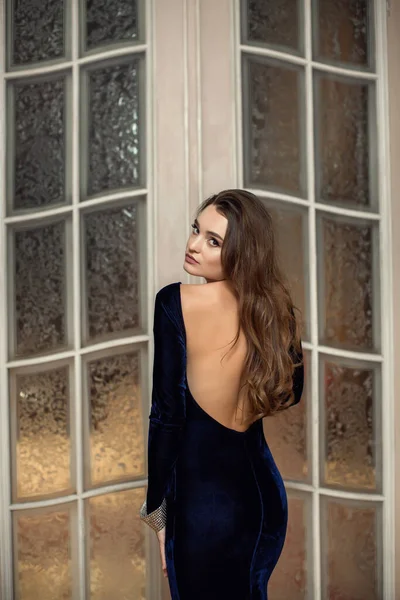 Close Retrato Mulher Luxuosa Elegante Vestido Festa Lantejoulas Ouro Moda — Fotografia de Stock