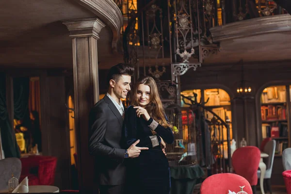 Sexuální Vášnivý Pár Elegantních Večerních Šatech Luxusní Interiér Módní Zastřelil — Stock fotografie