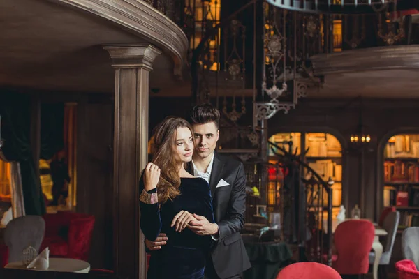 Sexuell Leidenschaftliches Paar Eleganten Abendkleidern Luxuriöses Interieur Modenschau — Stockfoto