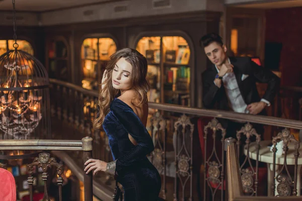 Seksualne Namiętna Para Eleganckich Sukniach Wieczorowych Luksusowe Wnętrza Mody Strzał — Zdjęcie stockowe