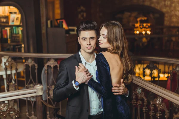 性激情情侣在优雅的晚礼服 豪华的内饰 时尚镜头 — 图库照片