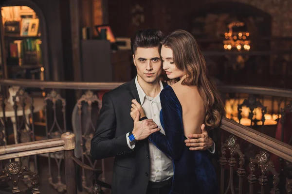 Cinsel tutkulu iki zarif gece kıyafetleri içinde. Lüks iç. Ateş moda.