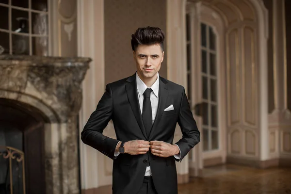 美しい部屋で新しいスーツのハンサムな男性モデル — ストック写真