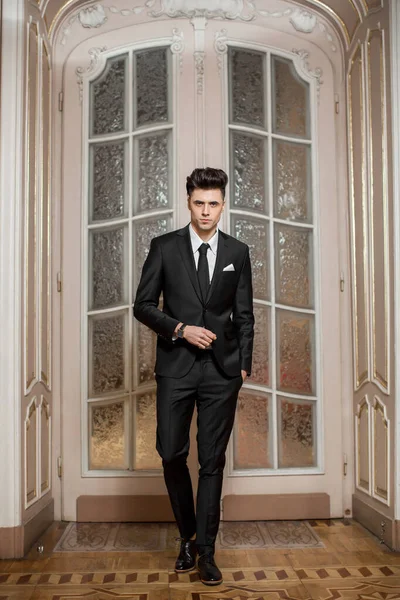 Güzel Bir Odada Yeni Takım Elbiseli Yakışıklı Bir Erkek — Stok fotoğraf